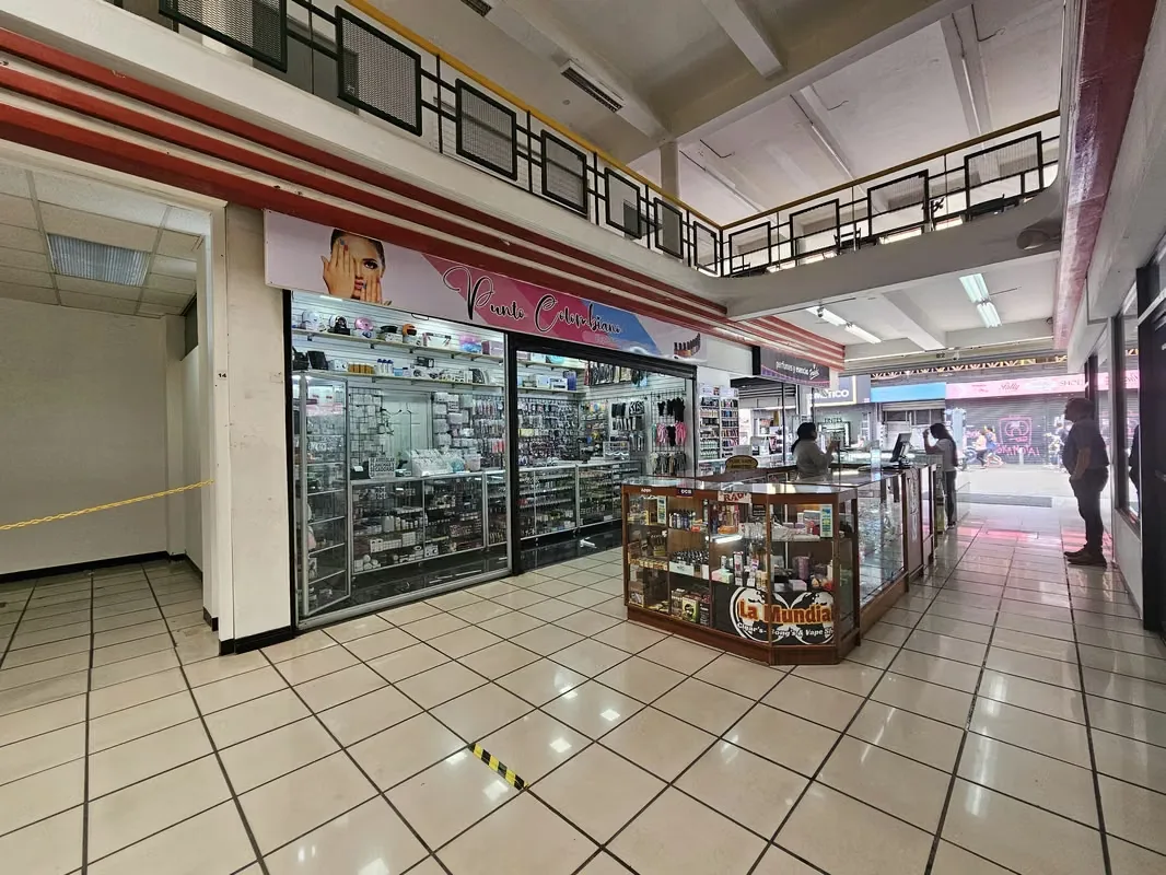 MA Asesoría alquila locales comerciales dentro de una Plaza Comercial en el corazón de San José, con varios accesos sobre Avenida Primera, Avenida Central y Calle 9, frente a parada ... — photo 4