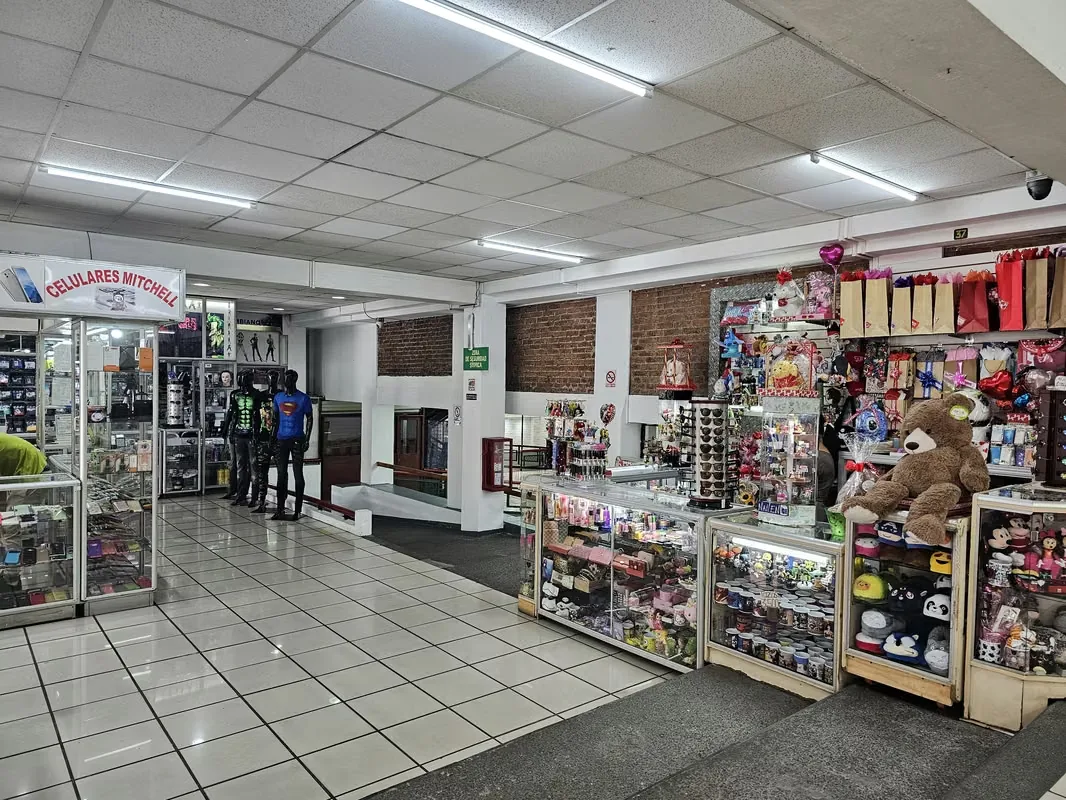 MA Asesoría alquila locales comerciales dentro de una Plaza Comercial en el corazón de San José, con varios accesos sobre Avenida Primera, Avenida Central y Calle 9, frente a parada ... — photo 5