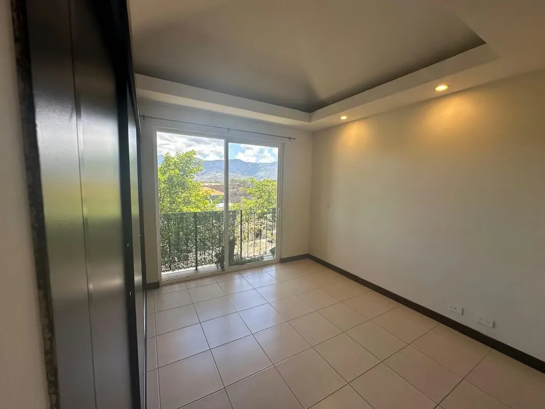 Alquiler de amplio apartamento en Condominio San Vicente Belen cerca Lindora