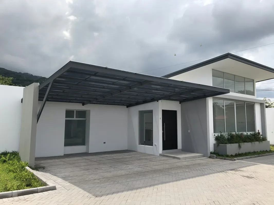 Se alquila en Santa Ana, Rio Oro, esta linda casa contemporánea de 2 pisos, seguridad 24/7, zona muy tranquila.