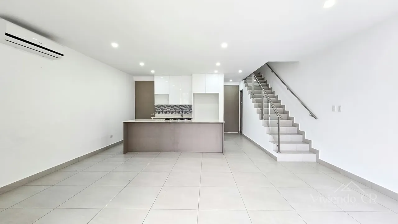 SANTA ANA LINDORA DE 3 HABITACIONES - 2 PARQUEOS - 245m²
