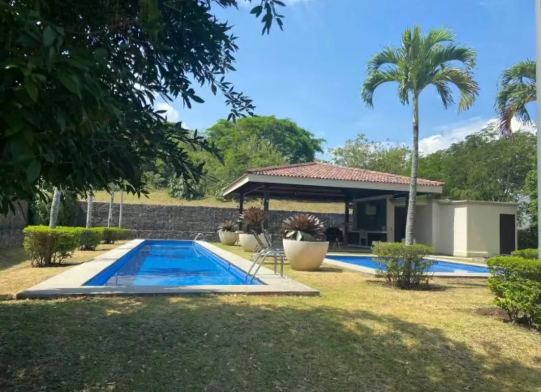 Amplio apartamento en venta en Brasil de Santa Ana! P583