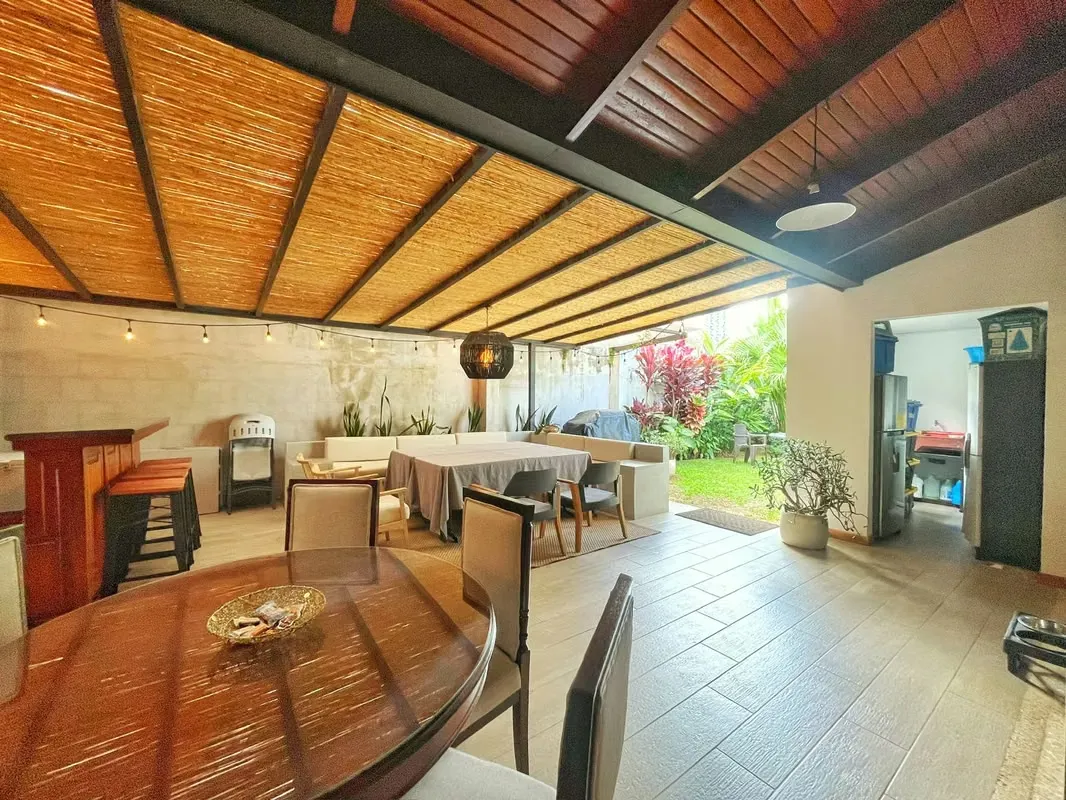 Se alquila Casa + Apartamento | Uso mixto | 1 planta | Jardín en Sabana Sur!! P444