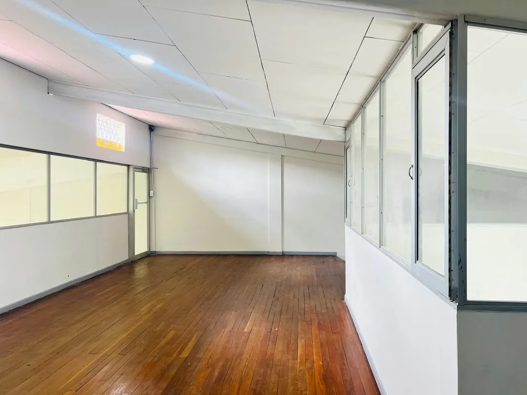 ¿Buscas un espacio estratégico para tu negocio? Esta bodega de 223,58 m2 en alquiler en Guadalupe lo tiene todo: ubicación céntrica, amplitud, y funcionalidad para que tu operación ... — photo 2