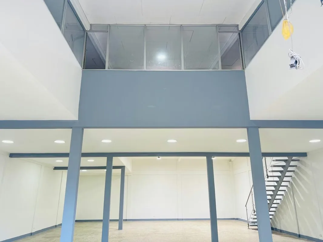 ¿Buscas un espacio estratégico para tu negocio? Esta bodega de 223,58 m2 en alquiler en Guadalupe lo tiene todo: ubicación céntrica, amplitud, y funcionalidad para que tu operación ... — photo 4
