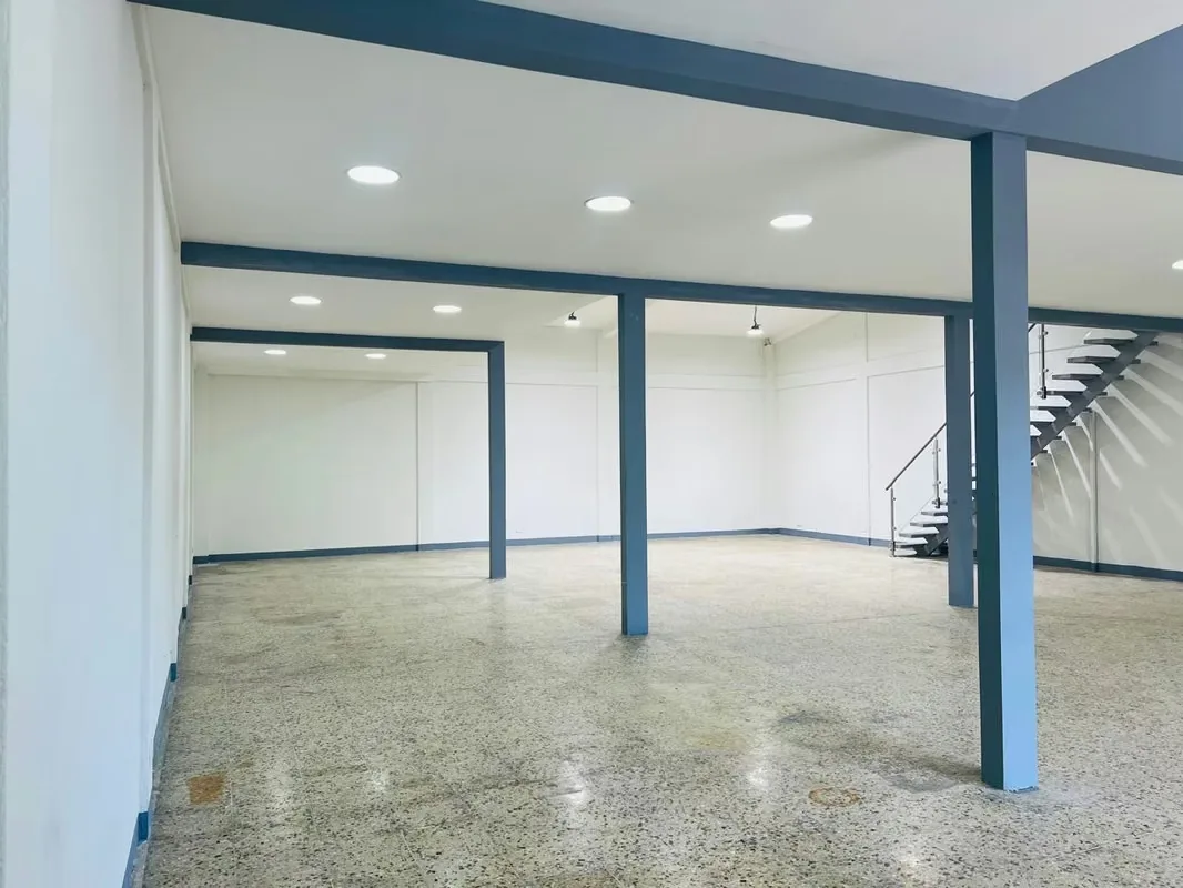 ¿Buscas un espacio estratégico para tu negocio? Esta bodega de 223,58 m2 en alquiler en Guadalupe lo tiene todo: ubicación céntrica, amplitud, y funcionalidad para que tu operación ... — photo 5