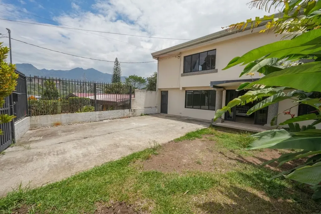 VENTA DE CASA CON USO MIXTO EN ESCAZU, CERCA DE WALMART