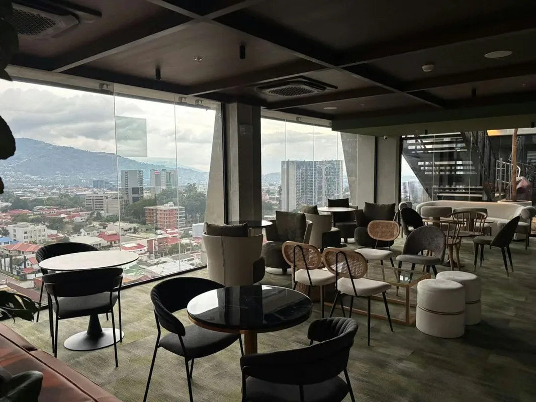 Vive en una de las zonas más exclusivas y céntricas de San José. Este elegante apartamento de 1 habitación en Condominio Babylon, ubicado en Rohrmoser, ofrece comodidad, seguridad y ... — photo 2