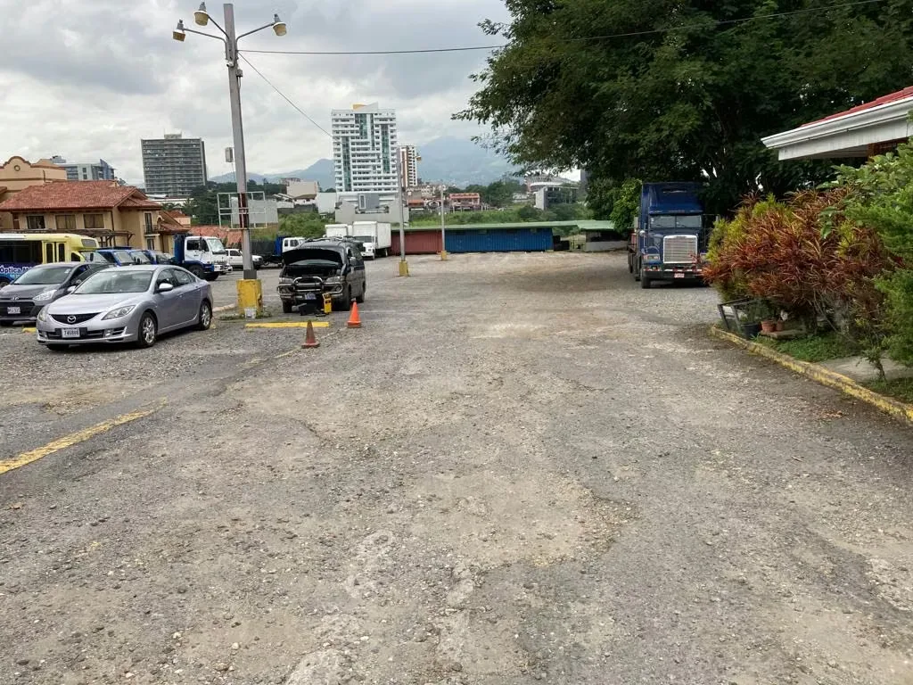 Unique opportunity in San José, La Uruca! We offer you a wide area of 3500 square meters, ideal for investment or development. This land has exceptional features that make it perfect ... — photo 2