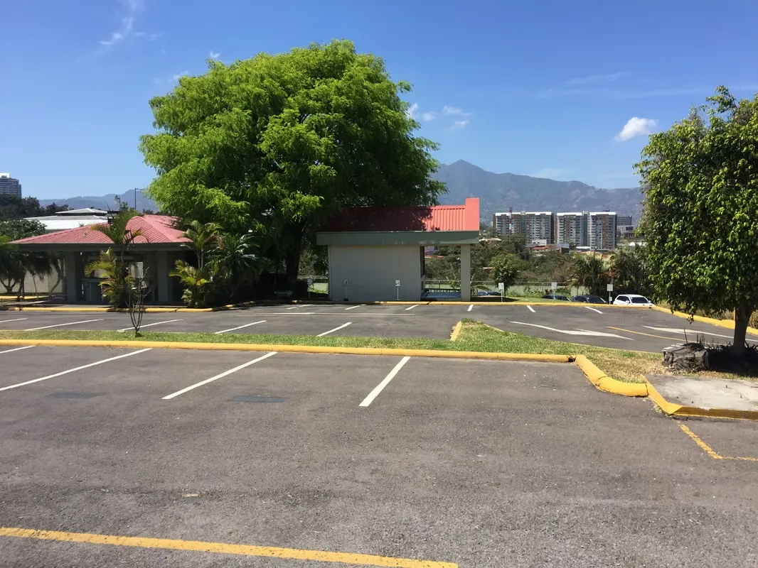 Preciosa, como nueva 463m² en Uruca, 16 parqueos seguridad