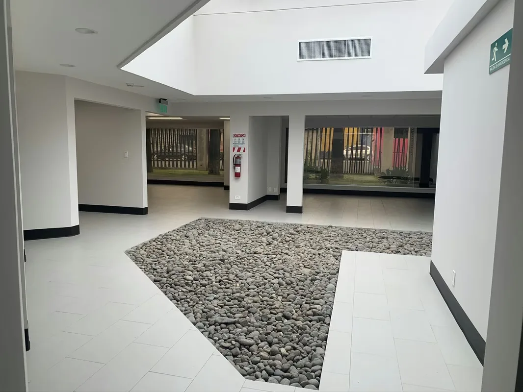 Oficina premium de 463m² en alquiler en Uruca, completamente remodelada con acabados modernos. Incluye aire acondicionado central, planta eléctrica, cuarto IT, y cableado ... — photo 3