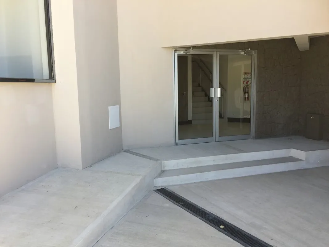 Oficina premium de 463m² en alquiler en Uruca, completamente remodelada con acabados modernos. Incluye aire acondicionado central, planta eléctrica, cuarto IT, y cableado ... — photo 5