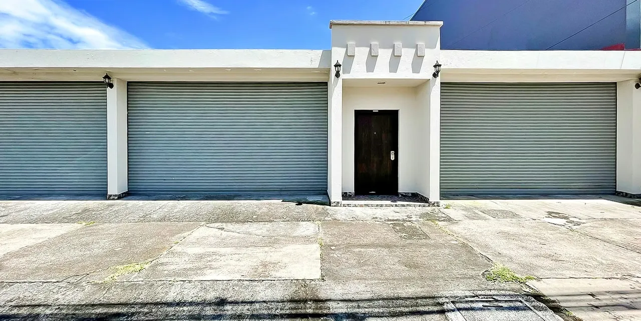 Venta de casa amplia con uso mixto y jardín interno, Barrio Dent. (AD)