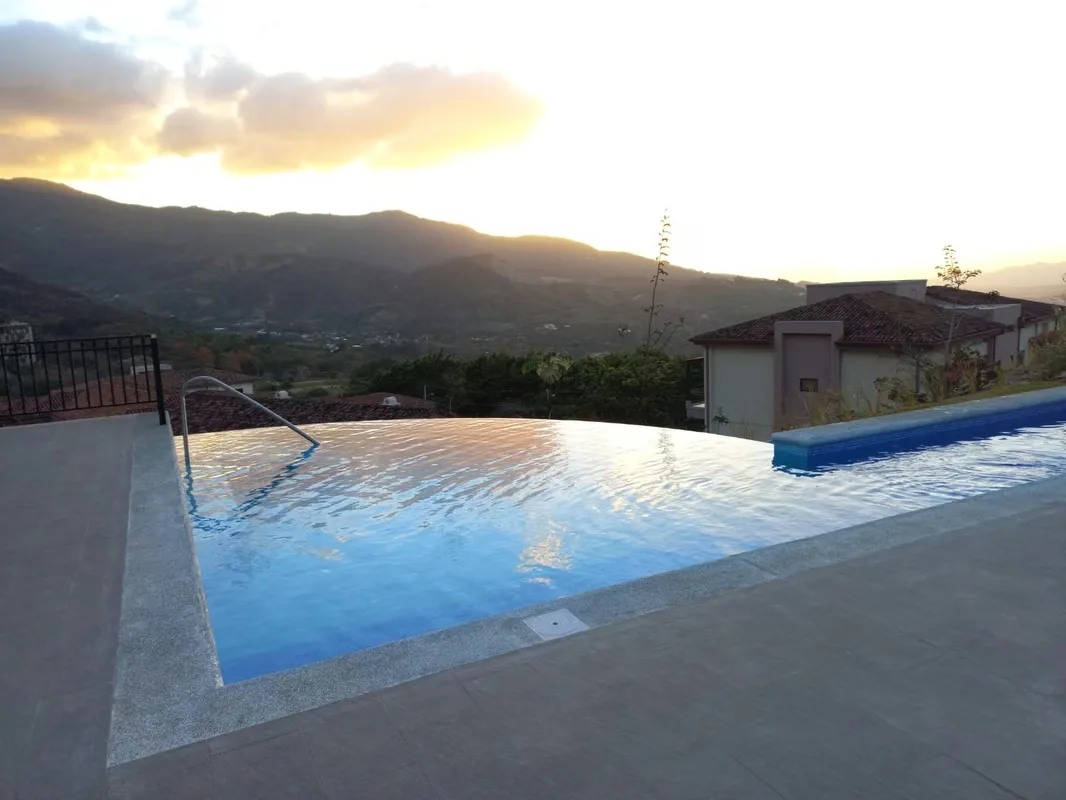 Apartamento con vista hacia el Valle del Sol, los más bellos atardeceres en medio de la naturaleza. Por su cercanía a los centros urbanos más importantes del oeste (Escazú y Santa ...