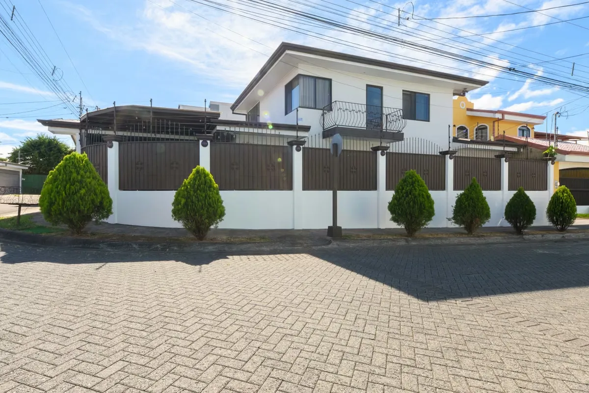 Venta de casa en San Pablo de Heredia | 2 plantas | 3 habitaciones | Lote esquinero | $229,900