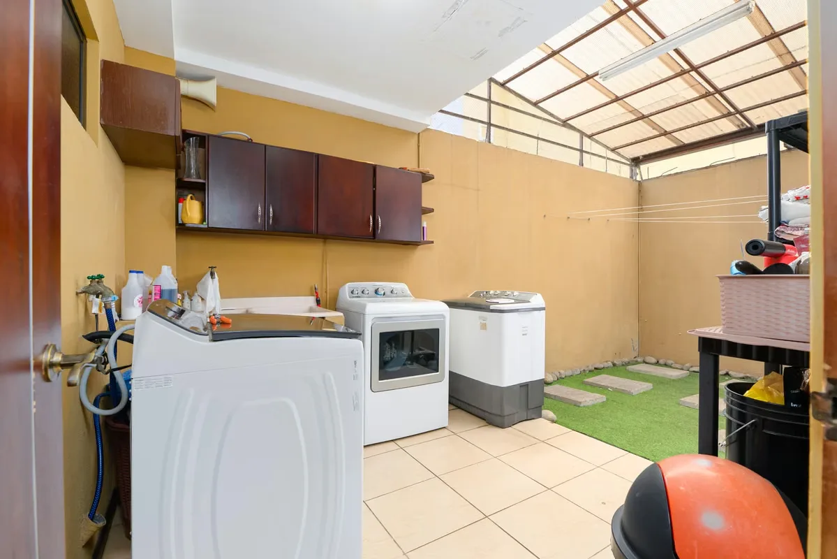 Amplia y sólida vivienda ubicada en residencial El Páramo San Pablo de Heredia, ideal para ... — photo 2