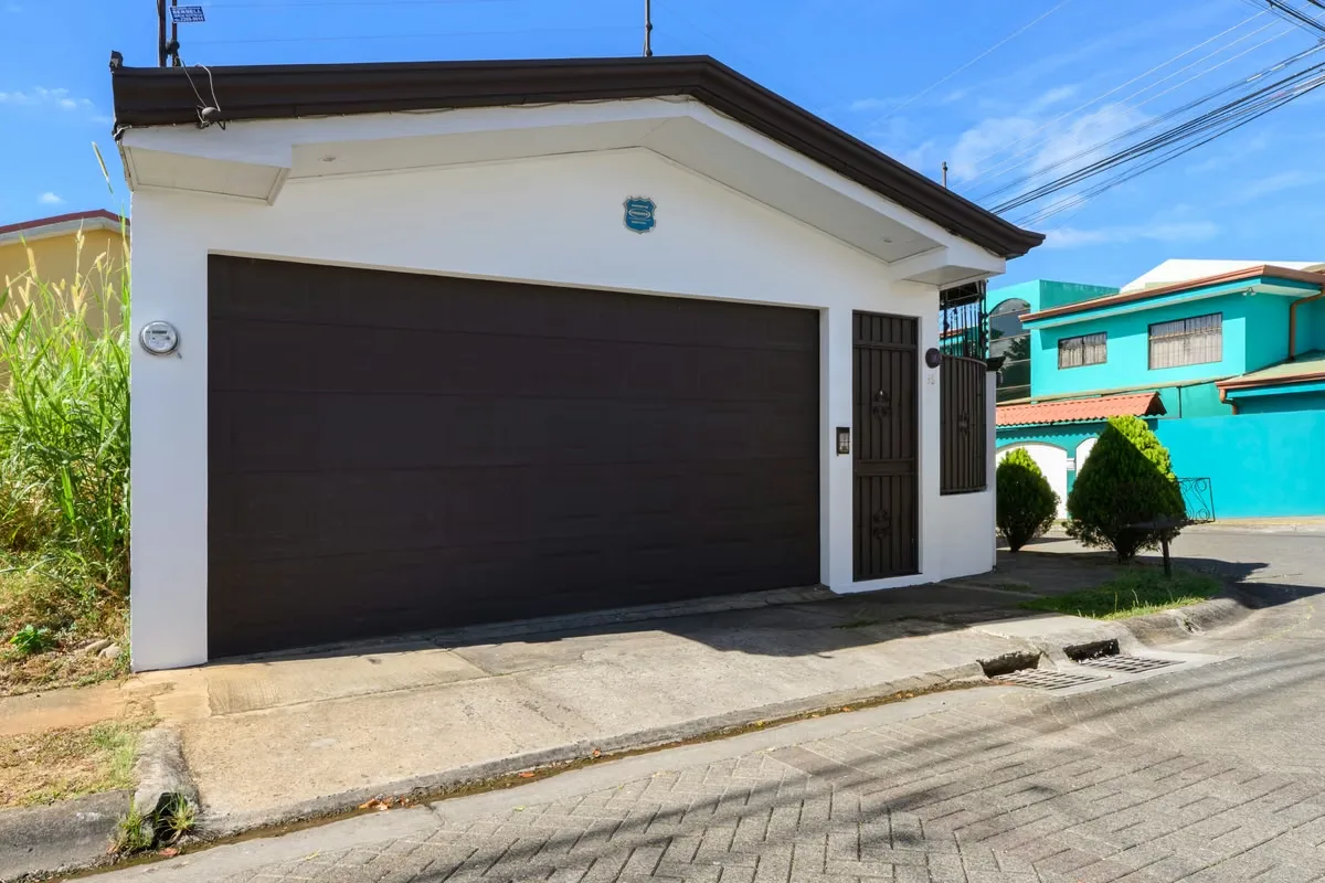 Amplia y sólida vivienda ubicada en residencial El Páramo San Pablo de Heredia, ideal para ... — photo 5