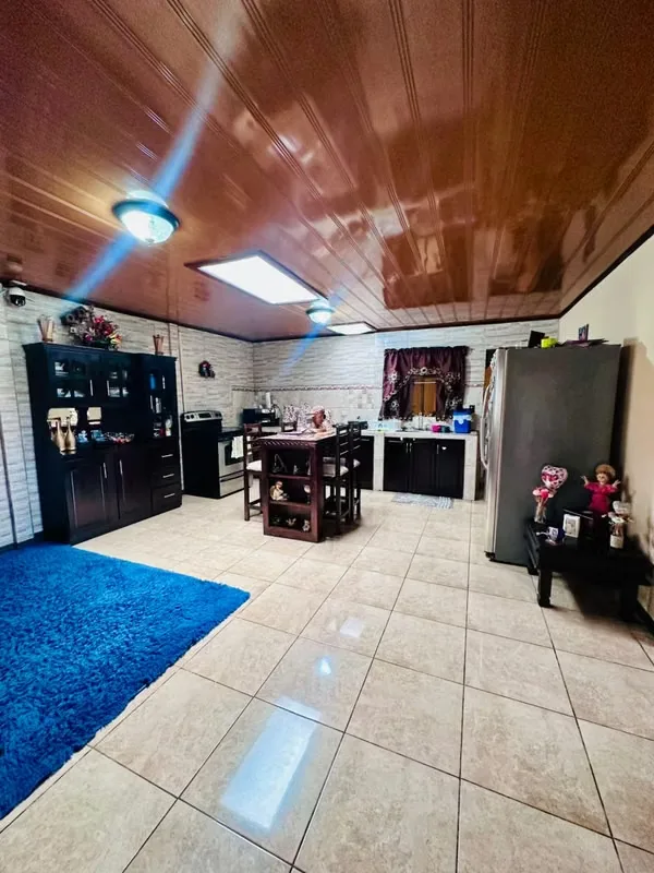 Esta casa se encuentra ubicada en Guadalupe de Cartago, cerca de todos los comercios, escuelas, colegios, paradas de autobús, ...