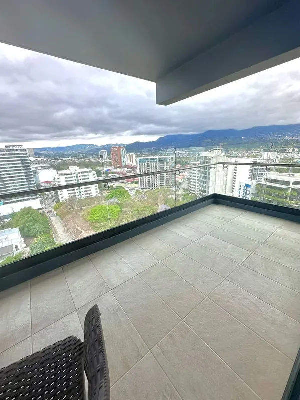 Se alquila Precioso Apartamento en la Mejor Zona de Rohrmoser – Vista Espectacular al Parque del Café.