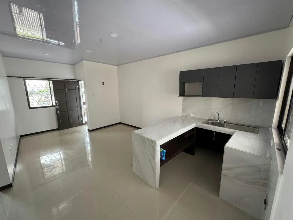 Dos habitaciones, sala comedor, cocina, cuarto grande de lavado, pila, con preciosa vista.