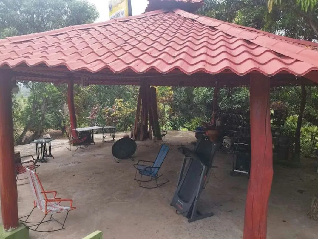 MA ASESORÍA vende finca de Una Hectárea en Cerro Alto de Coyolar, Orotina, Alajuela, con una casa de 6 habitaciones, amplio rancho BBQ y áreas verdes con árboles frutales y ...