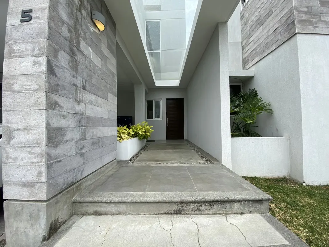VENTA DE CASA EN CONDOMINIO EN GUACHIPELÍN DE POCAS UNIDADES