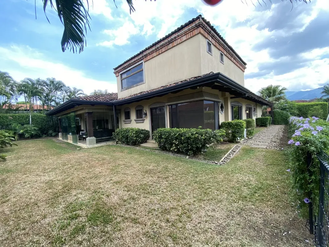 HOUSE FOR SALE IN CONDOMINIUM IN BOSQUES DE LINDORA WITH SWIMMING