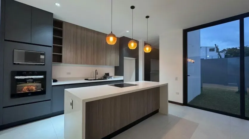 House for Sale in La Floresta Condominium with Spectacular Finishes and a Privileged View