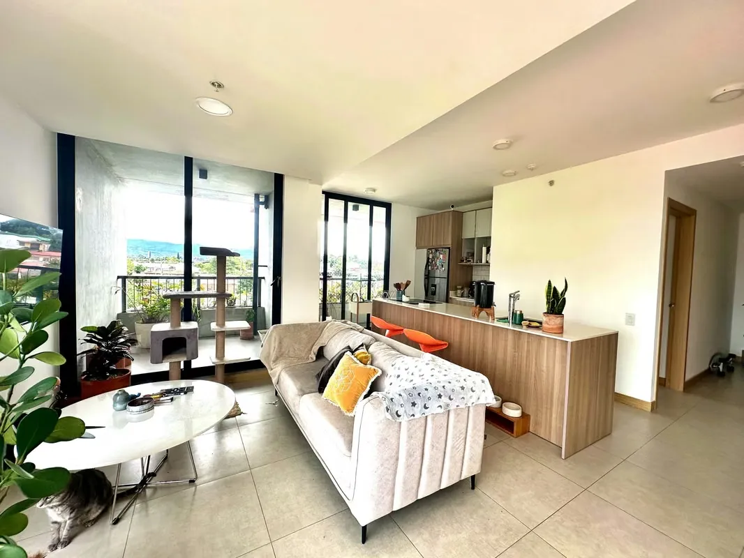 Venta de apto contemporáneo con vista abierta, Escalante. (AD)