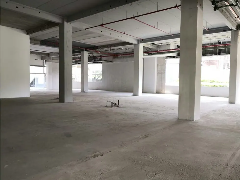 Se ALQUILA Oficina en Oficentro, en Barrio Tournón. Tiene baterias de baño en los pasillos y 5 plantas eléctricas en el edificio.