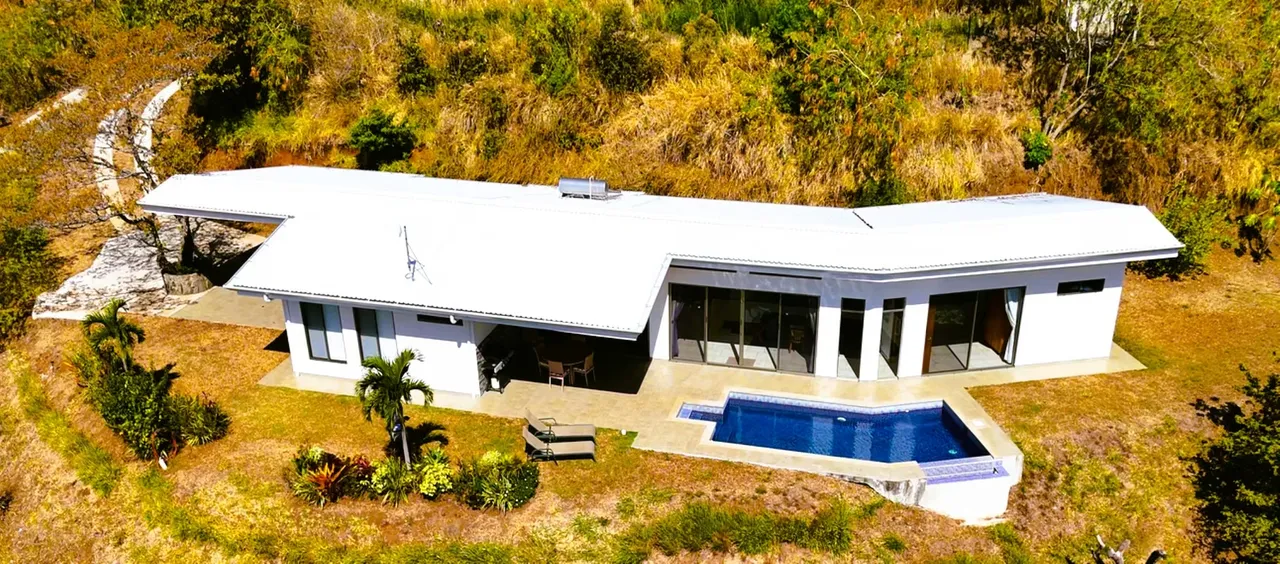 Moderna Casa con Piscina y Vistas Panorámicas en Roca Verde, Atenas