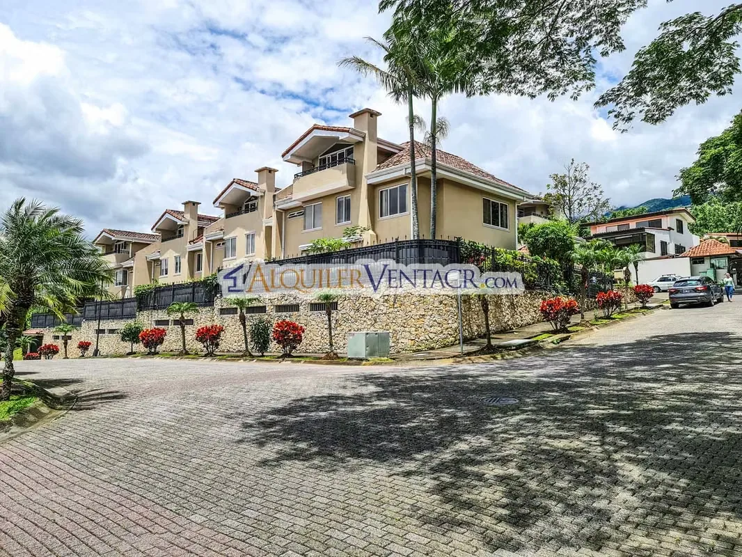 For sale corner house in private condominium of only 8 houses in the best area of Jaboncillos Escazu, near to La Paco and the tennis courts, measures a total of 523 m2 of construction ...