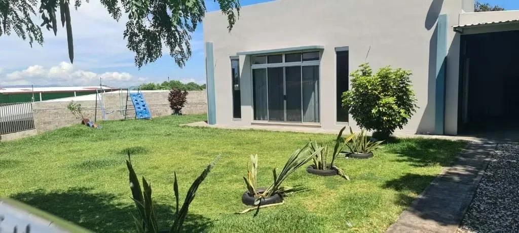 Disfrutá de la comodidad y tranquilidad de esta elegante casa moderna ubicada en Desamparados de ...