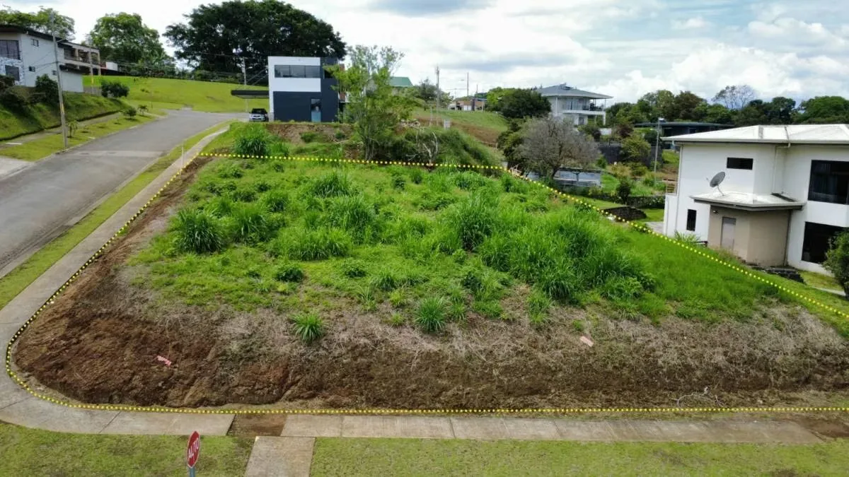 Terreno Esquinero en Venta en Condominio San Isidro de Alajuela