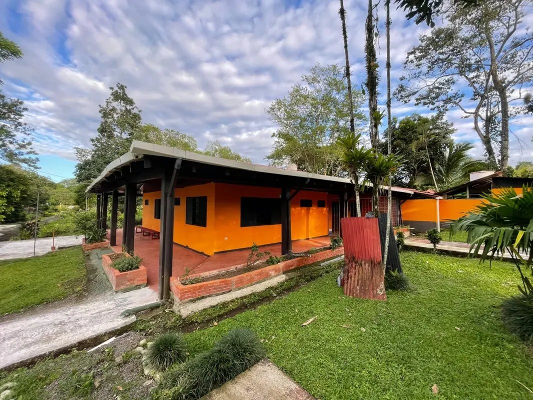 Finca con Casa y Cancha de Basket en Guápiles, Pococí, Limón