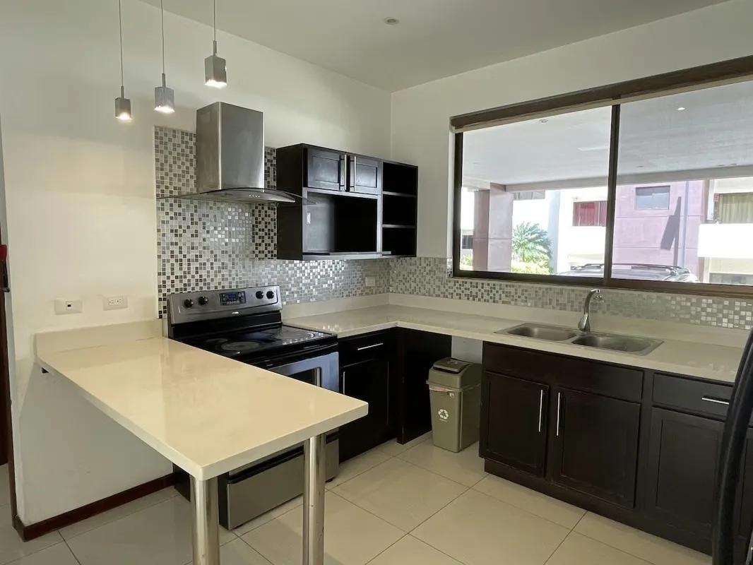 It has security and controlled access 24/7, cobbled streets, swimming pool, ranch for activities, ...