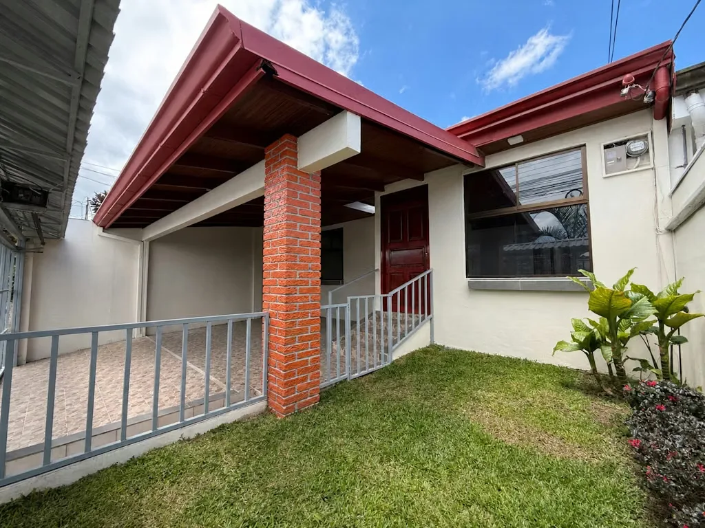 Recently renovated one-story home in a residential community, filled with natural light and located in a safe area such as Mata de Plátano, Goicoechea.