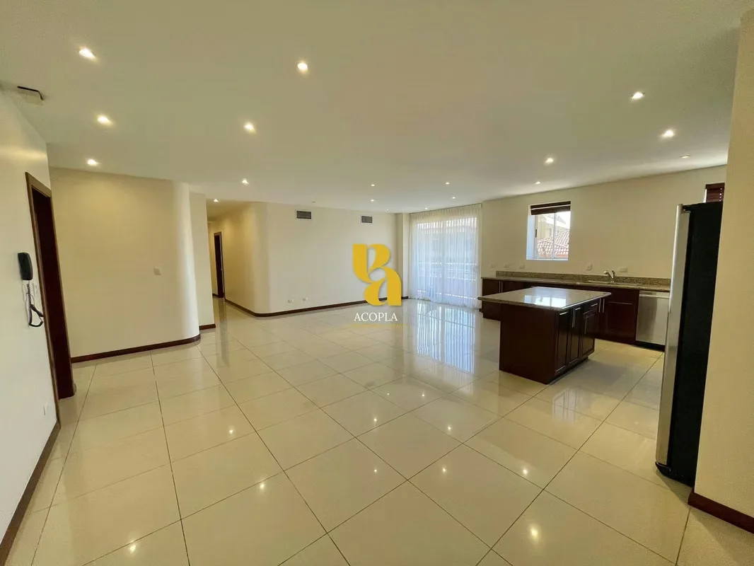 Apartment for rent with appliances in a condominium in Escazú. Price: $2,400 (maintenance included).