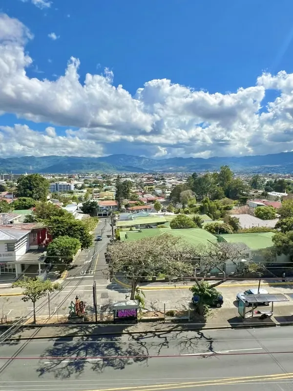 Apartamento en Venta en Torres Los Yoses | 3 Hab | Piso 5 con Vista Sur | Frente a Automercado — photo 2