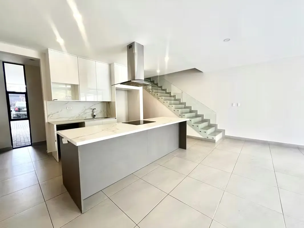 CASA EN CONDOMINIO  DE POCAS UNIDADES DE 180M2 EN LINDORA SANTA ANA