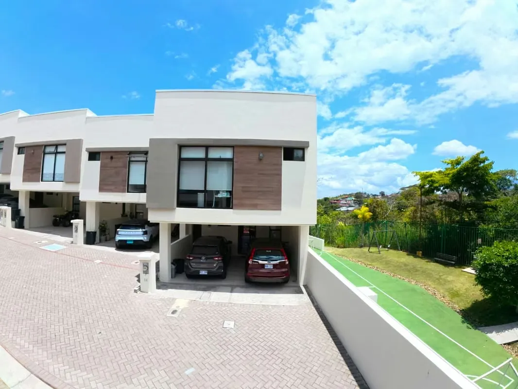 CASA EN CONDOMINIO EN MORAVIA SEGURIDAD — PISCINA — GIMNASIO ( JS 1322 25
