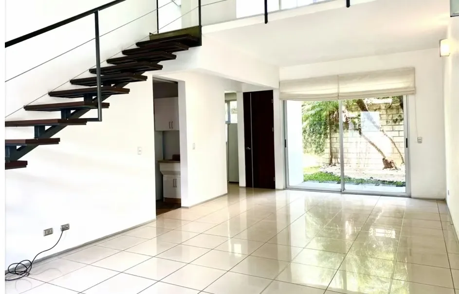 SANTA ANA / LOFT 150M2 TIPO CASA DE DISEÑO INDUSTRIAL CON JARDÍN PRIVADO