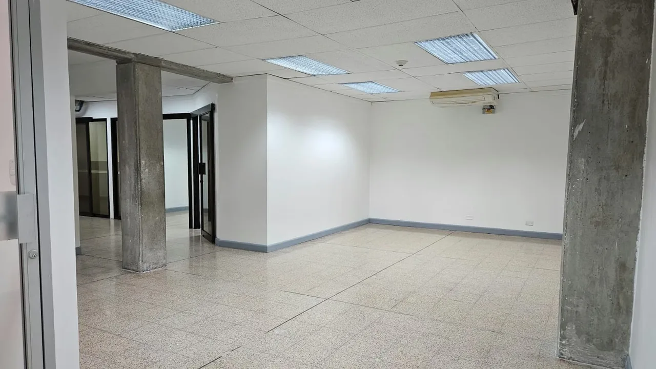 Se alquila oficina en Sabana Sur (frente Secret Sabana), de 112m2, ubicada en una primera planta con acceso directo y privado a la calle.