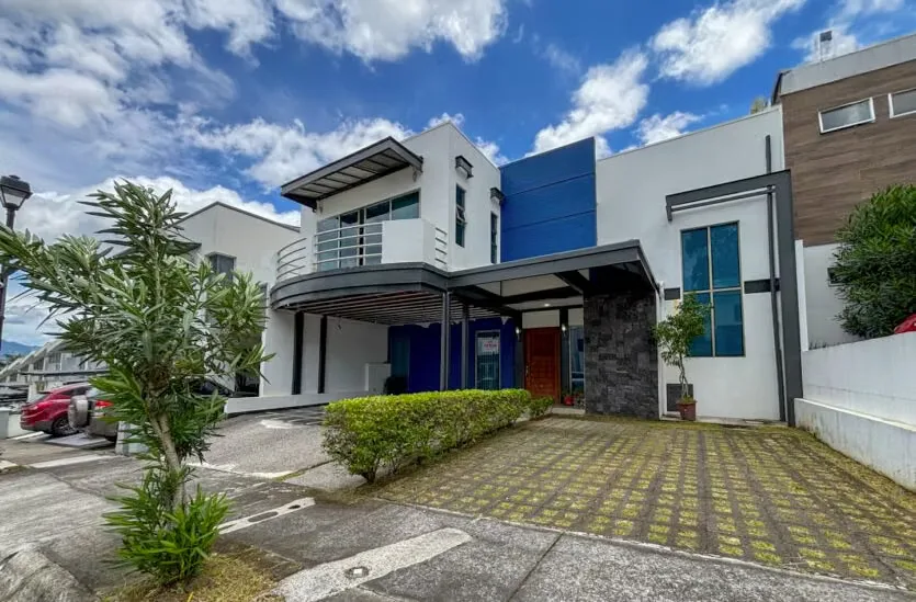 Viva con comodidad, seguridad y exclusividad en uno de los mejores condominios de Montes de Oca. Esta amplia casa contemporánea combina espacios funcionales con ...