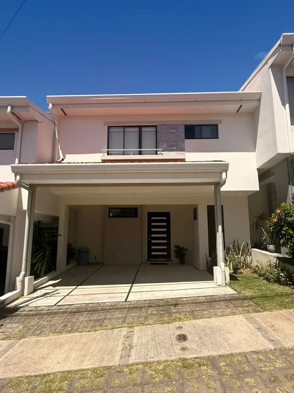 Hermosa casa de dos niveles ubicada en el exclusivo Condominio Avenir, en Santo Domingo de Heredia. Diseñada para brindar comodidad, amplitud y excelente iluminación natural, ideal ... — photo 2