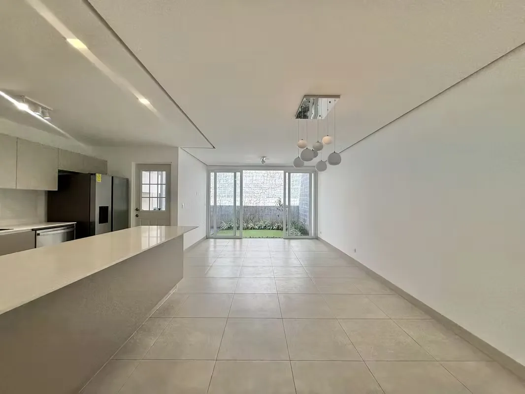 Modern and spacious home located in one of the most complete and exclusive communities in the western area of San José. An ideal property for ...