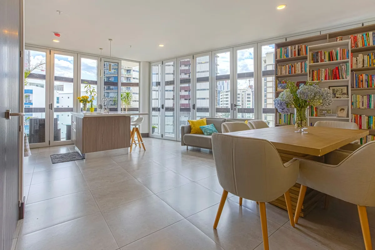 Disfrute cada tarde de espectaculares atardeceres sobre San José desde un amplio balcón perimetral en una de las torres más exclusivas de Nunciatura. Este apartamento combina diseño ... — photo 2