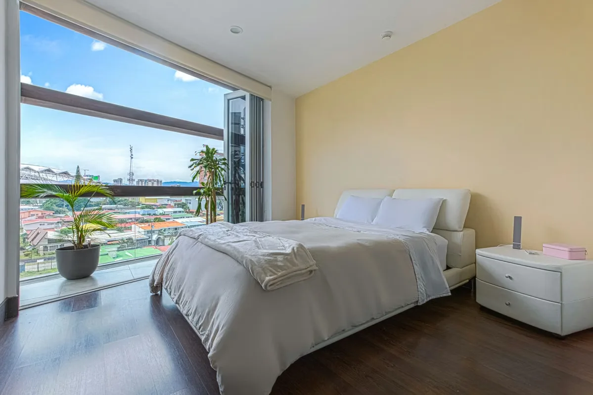 Disfrute cada tarde de espectaculares atardeceres sobre San José desde un amplio balcón perimetral en una de las torres más exclusivas de Nunciatura. Este apartamento combina diseño ... — photo 4