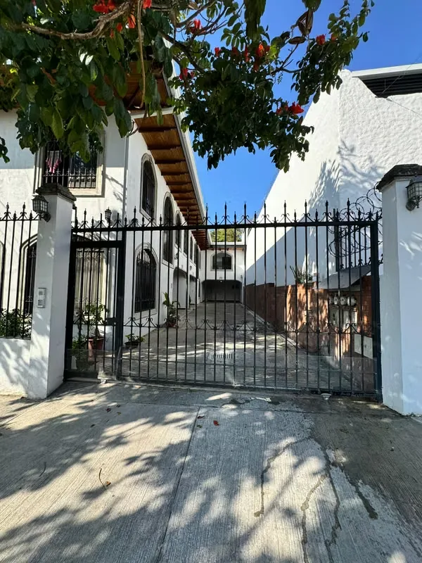 With an excellent location in a beautiful residential area, this property consists of: