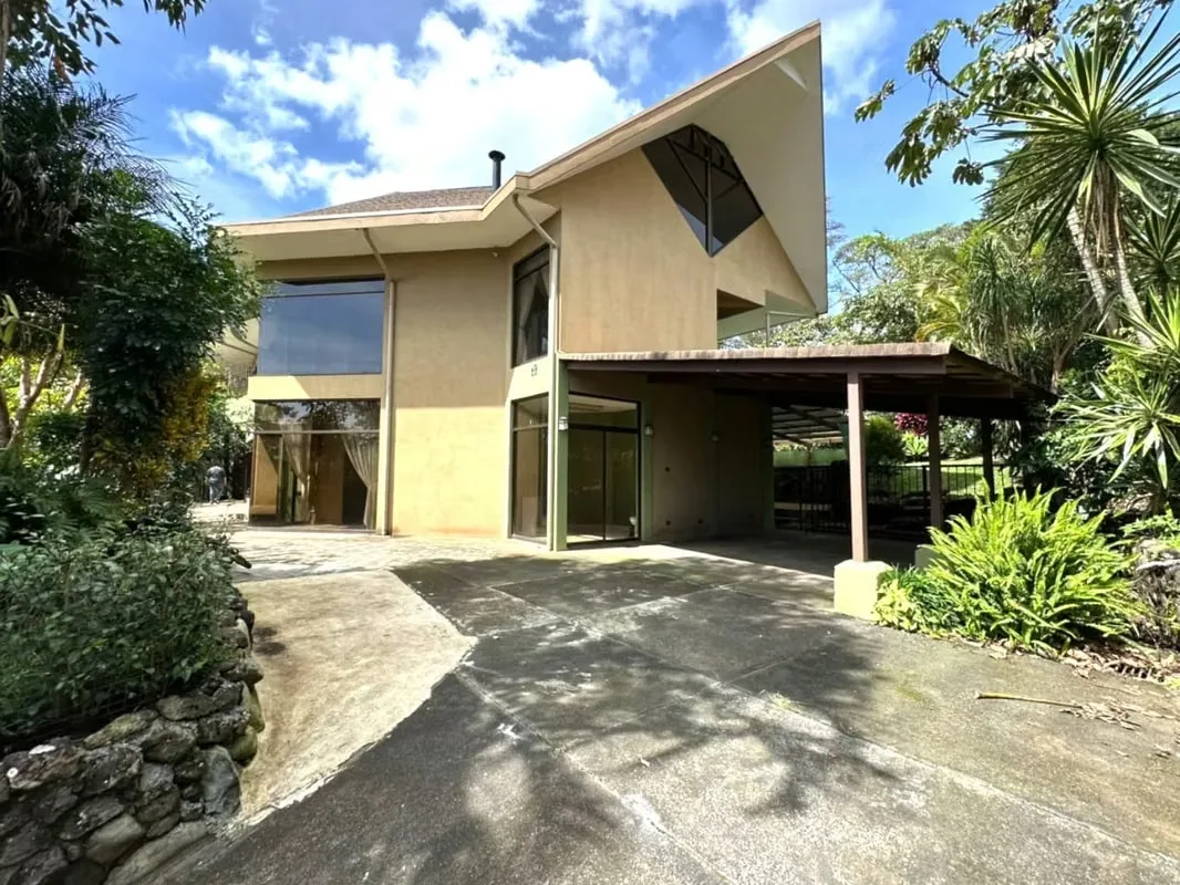 House for sale in San Rafael, Heredia, in the exclusive Aves del Paraíso Residential complex